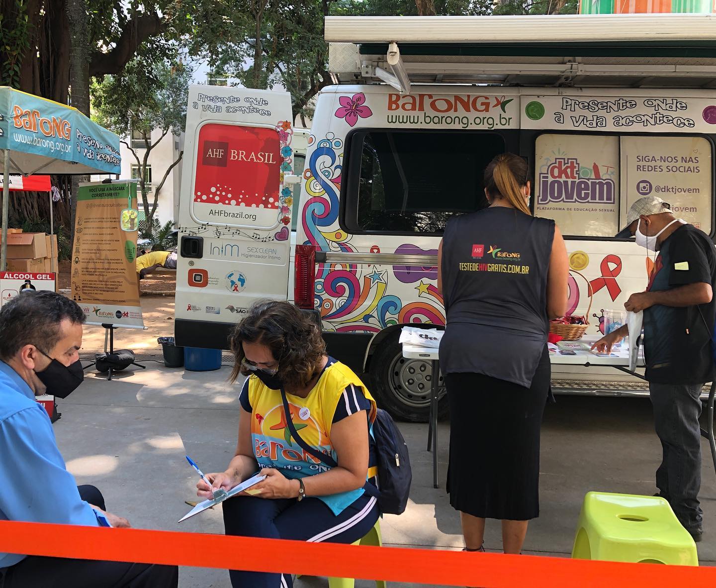 Atendimento da Van Barong no Largo do Arouche em 2021. Instituto Barong/ reprodução Facebook